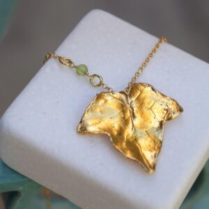 Ivy Leaf Pendant Necklace: Sustainable Jewelry (Gold-Plated Silver, Peridot)